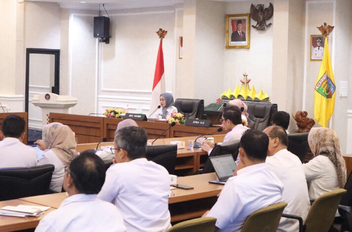 Wakil Gubernur Lampung, Jihan Nurlela saat memimpin rapat terkait rencana Percepatan Pembangunan Pembangkit Listrik Tenaga Sampah (PLTSa) Regional Provinsi Lampung bertempat di Ruang Rapat Utama Kantor Gubernur || Foto: Dinas Kominfotik Provinsi Lampung