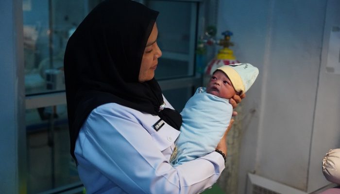 Eva Dwiana Jenguk Bayi Laki-Laki yang Ditelantarkan di Dalam Tas Ransel