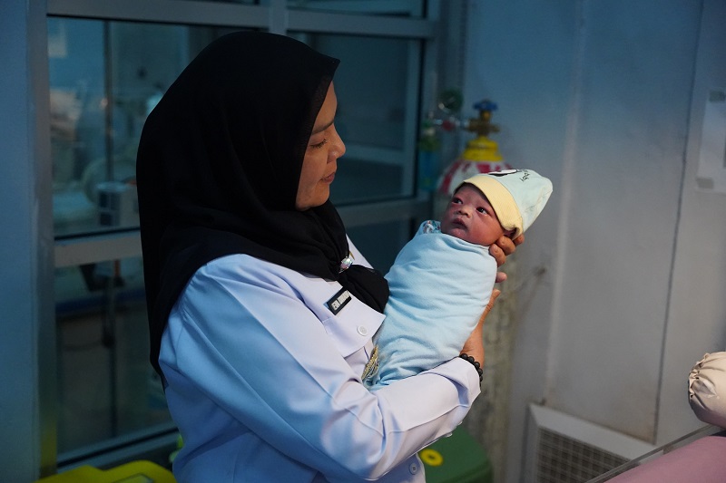 Walikota Eva Dwiana menjenguk bayi laki-laki yang ditemkan di dalam tas ransel || Foto: 5W1HINDONESIA.ID