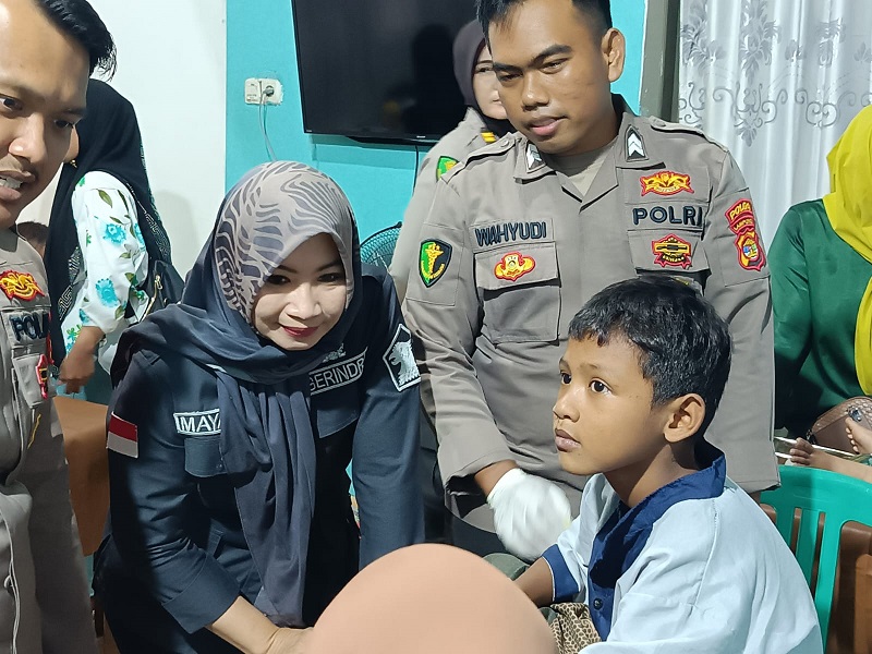 Anggota Komisi IV DPRD Bandar Lampung dari Fraksi Partai Gerindra, Mayangsuri Djausal meninjau kegiatan sunatan massal yang digelar oleh FSBKU dalam peringatan May Day || Foto: 5W1HINDONESIA.ID