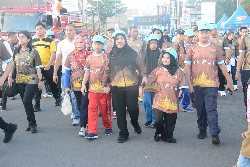 Walikota Eva Dwiana jalan bersama penyandang disabilitas pada kegiatan jalan sehat || Foto: Fauzi/protokol dan dokumentasi pimpinan pemkot Bandar Lampung