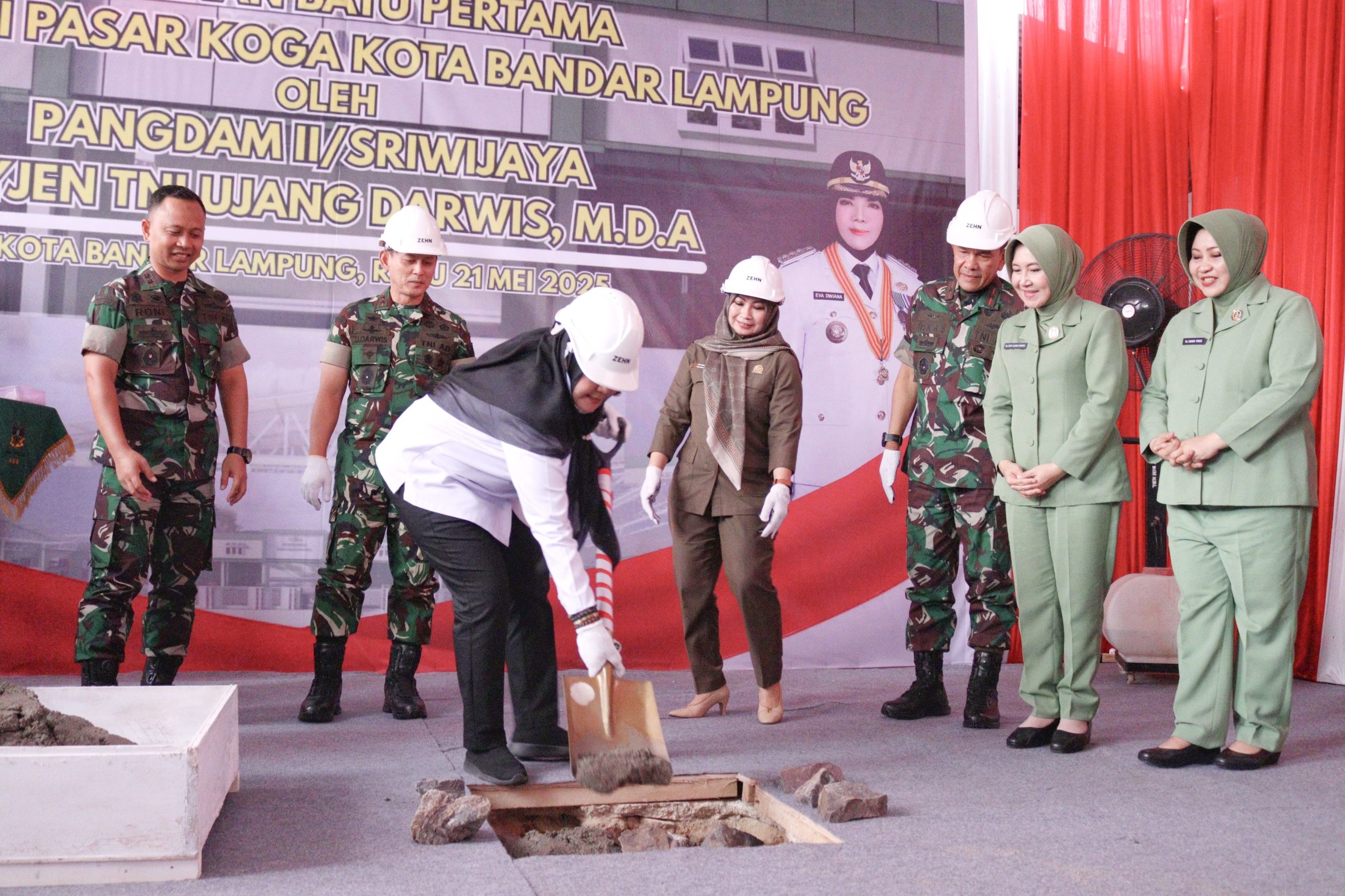 Walikota Eva Dwiana letakan batu pertama revitalisasi pasar Koga || Foto: Istimewa