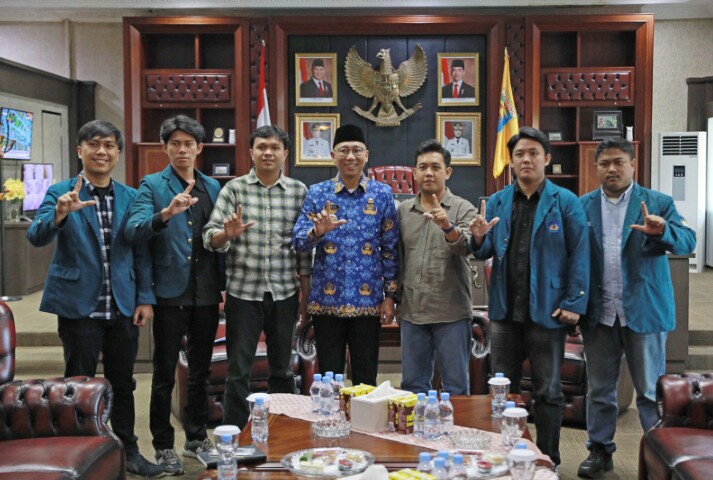 Gubernur Mirza saat menerima kunjungan silaturahmi perwakilan Badan Eksekutif Mahasiswa Universitas Keluarga Besar Mahasiswa Universitas Lampung (BEM Unila) || Foto: Adpim Pemprov Lampung