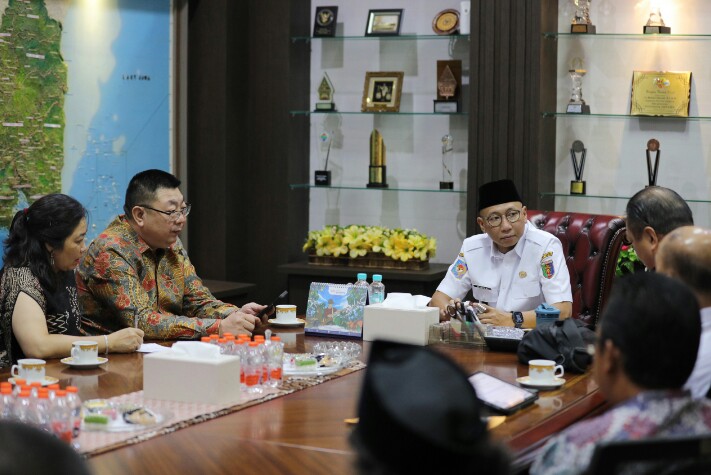 Gubernur Mirza saat menerima kunjungan kerja Jiangsu TanFang Technology Group Co., Ltd., di Ruang Kerja Gubernur, Kompleks Kantor Pemerintah Provinsi Lampung || Foto: Adpim Pemprov Lampung