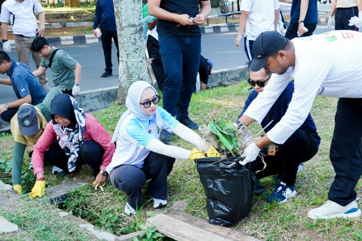 Wagub Lampung Jihan Nurlela menjadi Pembina Apel Peringatan Hari Lingkungan Hidup Sedunia (World Environment Day) 2025, di Lapangan Stadion Sumpah Pemuda PKOR Way Halim || Foto: Dinas Kominfotik Provinsi Lampung