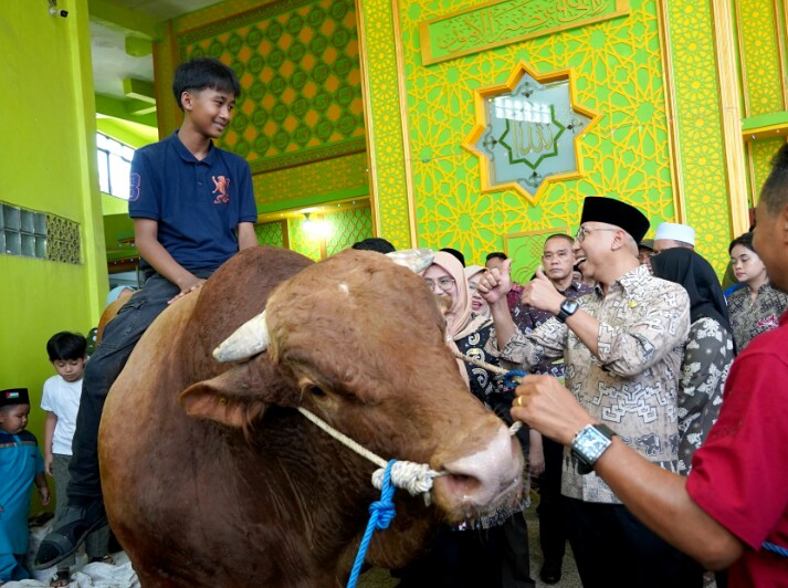 Gubernur Lampung, Rahmat Mirzani Djausal, menyerahkan secara simbolis seekor sapi kurban bantuan kemasyarakatan dari Presiden Republik Indonesia kepada pengurus Masjid Jami Nurussa’adah, Kelurahan Panjang Utara, Kota Bandar Lampung || Foto: Dinas Kominfotik Provinsi Lampung