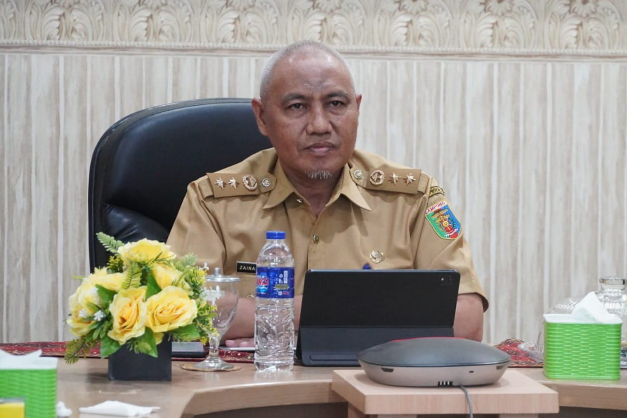 Staf Ahli Bidang Ekonomi, Keuangan dan Pembangunan (Ekubang), Zainal Abidin mengikuti Rapat Koordinasi Pengendalian Inflasi Daerah (secara virtual) bertempat di Ruang Command Center Lt. II Dinas Kominfotik Provinsi Lampung || Foto: Dinas Kominfotik Provinsi Lampung