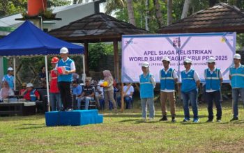 General Manager PLN UID Lampung (depan) Rizky Mochamad memimpin langsung Apel Siaga Kelistrikan World Surf Leage 2025 yang digelar di Krui || Foto: PLN UID Lampung