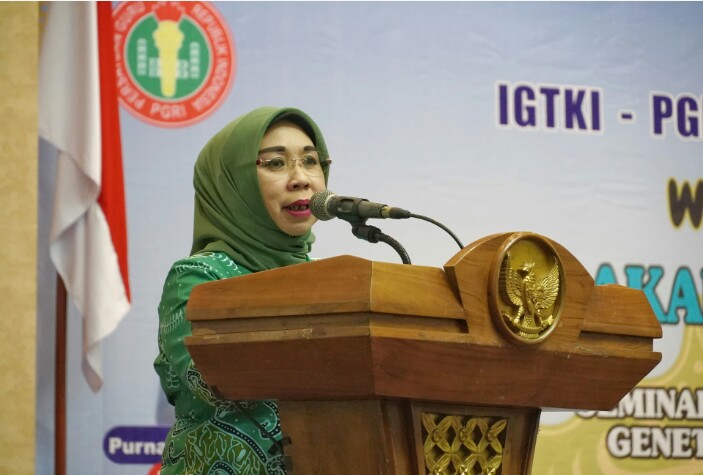 Sekretaris TP PKK Provinsi Lampung, Hanita Farial Firsada membuka secara resmi kegiatan workshop "Ayo Membatik dan Seminar Golda Institut (cara memahami karakter dan bakat minat anak dari genetik AB dan O)" || Foto: Dinas Kominfotik Provinsi Lampung