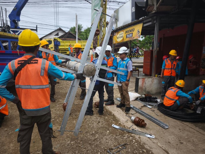 Puluhan Petugas berjibaku memulihkan pasokan listrik masyarakat yang sempat terganggu disebabkan oleh insiden kendaraan berat yang menabrak infrastruktur distribusi listrik di sekitar Simpang Batu Tegi, Talang Padang || Foto: PLN UP3 Pringsewu