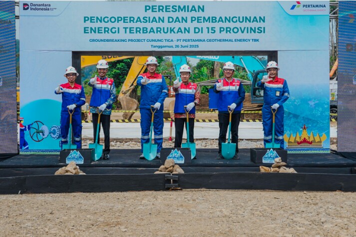 Sekdaprov Lampung, Marindo Kurniawan, secara simbolis melakukan groundbreaking Proyek Eksplorasi Gunung Tiga PT Pertamina Geothermal Energy Tbk (PGE) || Foto: Dinas Kominfotik Provinsi Lampung