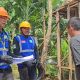 Potret Petugas Pemasangan dan Penyambungan (Bangsang) baik untuk Layanan Pasang Baru ataupun Tambah Daya Listrik saat melakukan Pelayanan Pasang Baru Same Day Service di salah satu rumah warga || Foto: PLN UID Lampung