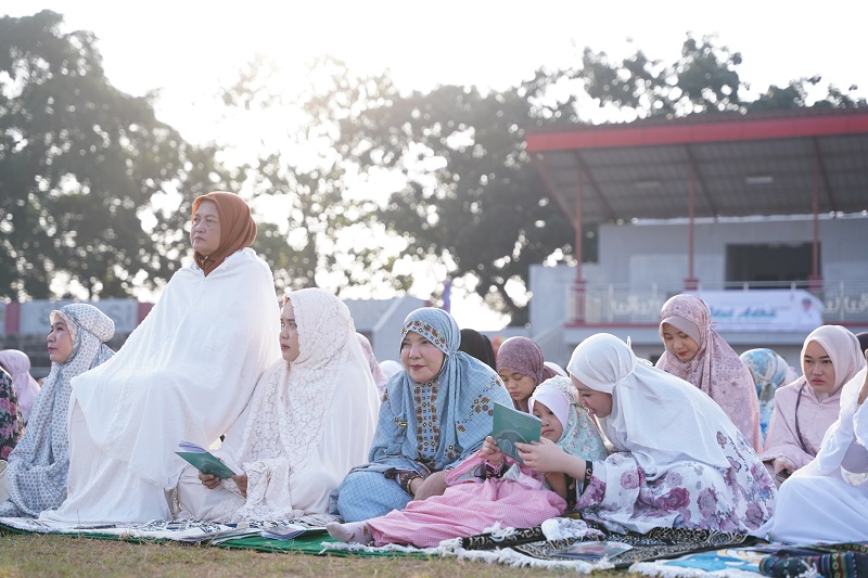 Walikota Eva Dwiana bersama keluarga melaksanakan shalat Idul Adha di Stadion Mini Way Dadi, Sukarame || oto: Istimewa