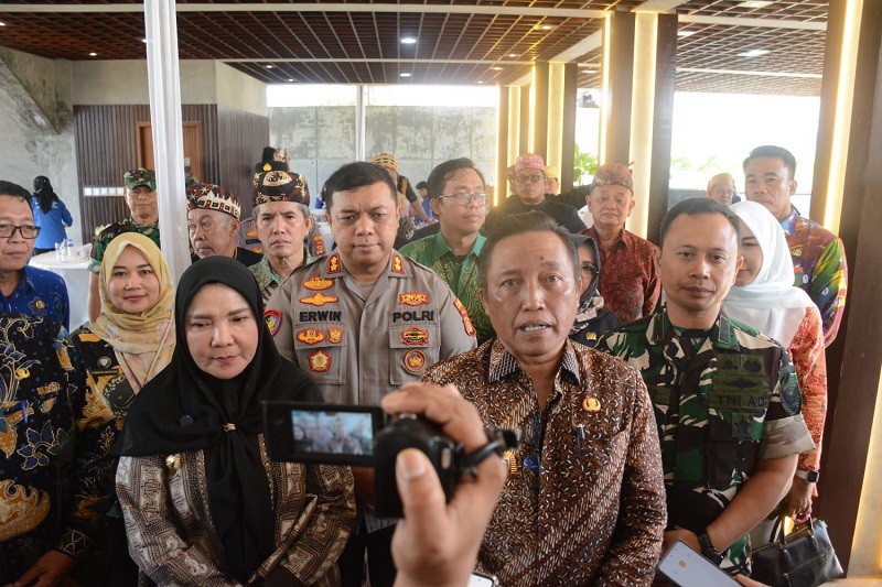 Eva Dwiana dan Ganjar Jationo saat memberikan keterangan mengenai Kelurahan Berprestasi || Foto: Prokopim Pemkot Bandar Lampung