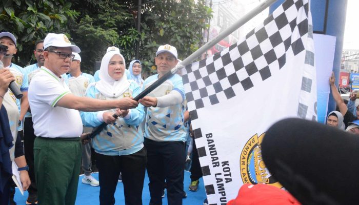 Walikota Eva Dwiana Lepas 50.000 Peserta Jalan Sehat