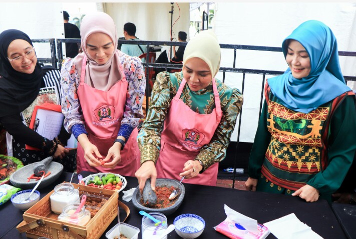 Antusias peserta Lomba Kreasi Sambel Uleg Seruit Lampung pada K-Fest 2025, bertempat di lapangan Korpri Kantor Gubernur || Foto: Dinas Kominfotik Provinsi Lampung