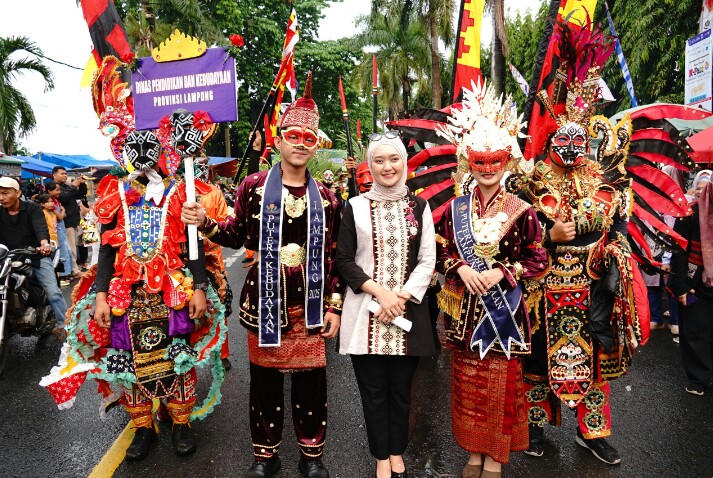 Gelaran K-Fest ke-34 diawali dengan Karnaval Budaya bertema "Nemui Nyimah Mask Street Carnaval" yang diikuti ribuan peserta dari berbagai komunitas seni dan budaya || Foto: Dinas Kominfotik Provinsi Lampung
