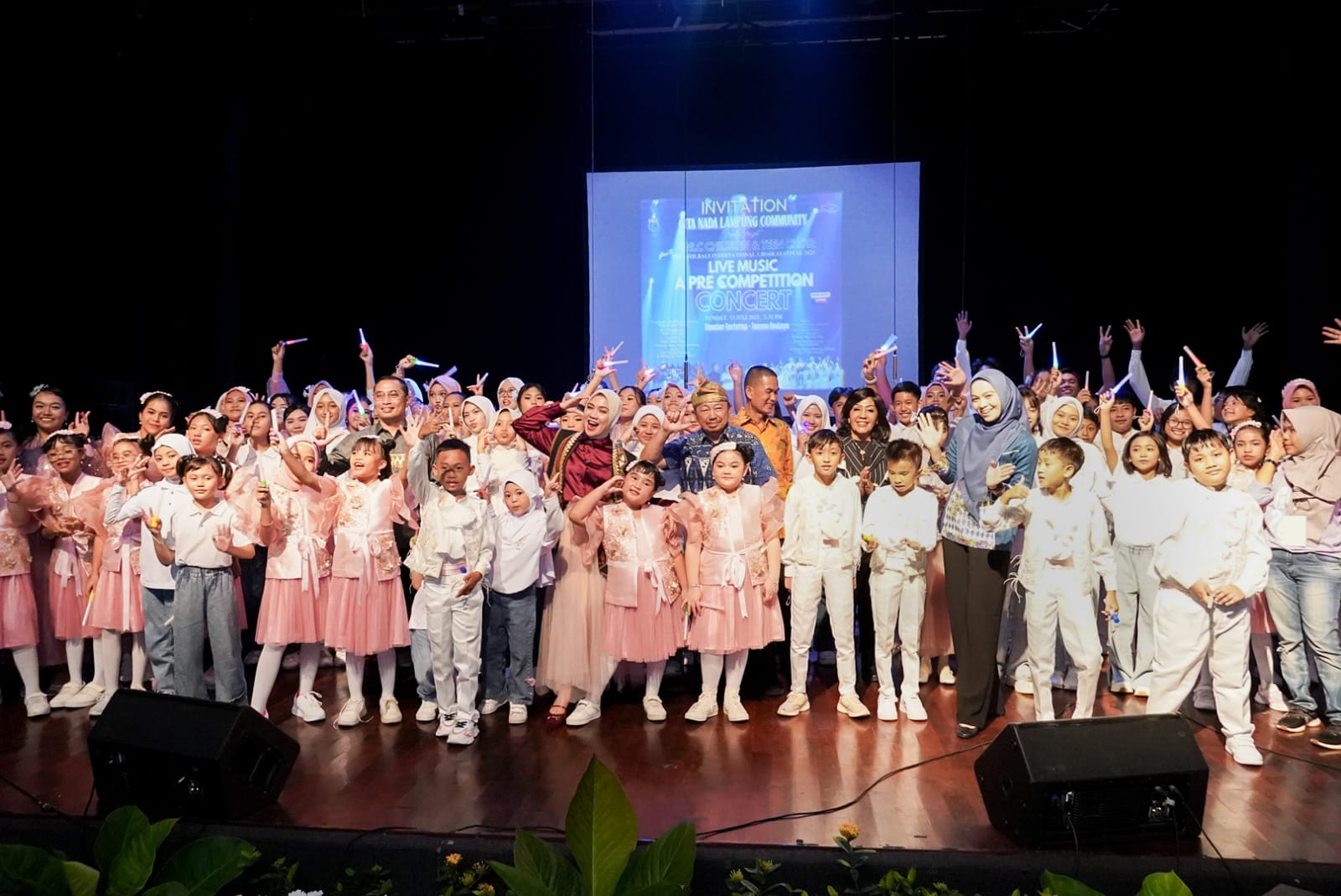 Suasana pergelaran Live Music "A Pre-Competition: The 14th Bali International Choir Festival 2025 Gita Nada Lampung Community & Teen Choir", di Gedung Teater Tertutup Taman Budaya Provinsi Lampung || Foto: Dinas Kominfotik Provinsi Lampung