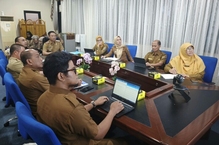 Sekdaprov Lampung, Marindo Kurniawan, memimpin langsung Rapat Presentasi Project Management Office (PMO) Data Kemiskinan Ekstrem || Foto: Dinas Kominfotik Provinsi Lampung