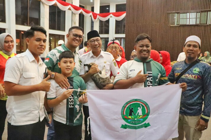 Gubernur Lampung, Rahmat Mirzani Djausal secara resmi melepas keberangkatan kontingen Provinsi Lampung yang akan berlaga di FORNAS VIII di Nusa Tenggara Barat || Foto: Dinas Kominfotik Provinsi Lampung