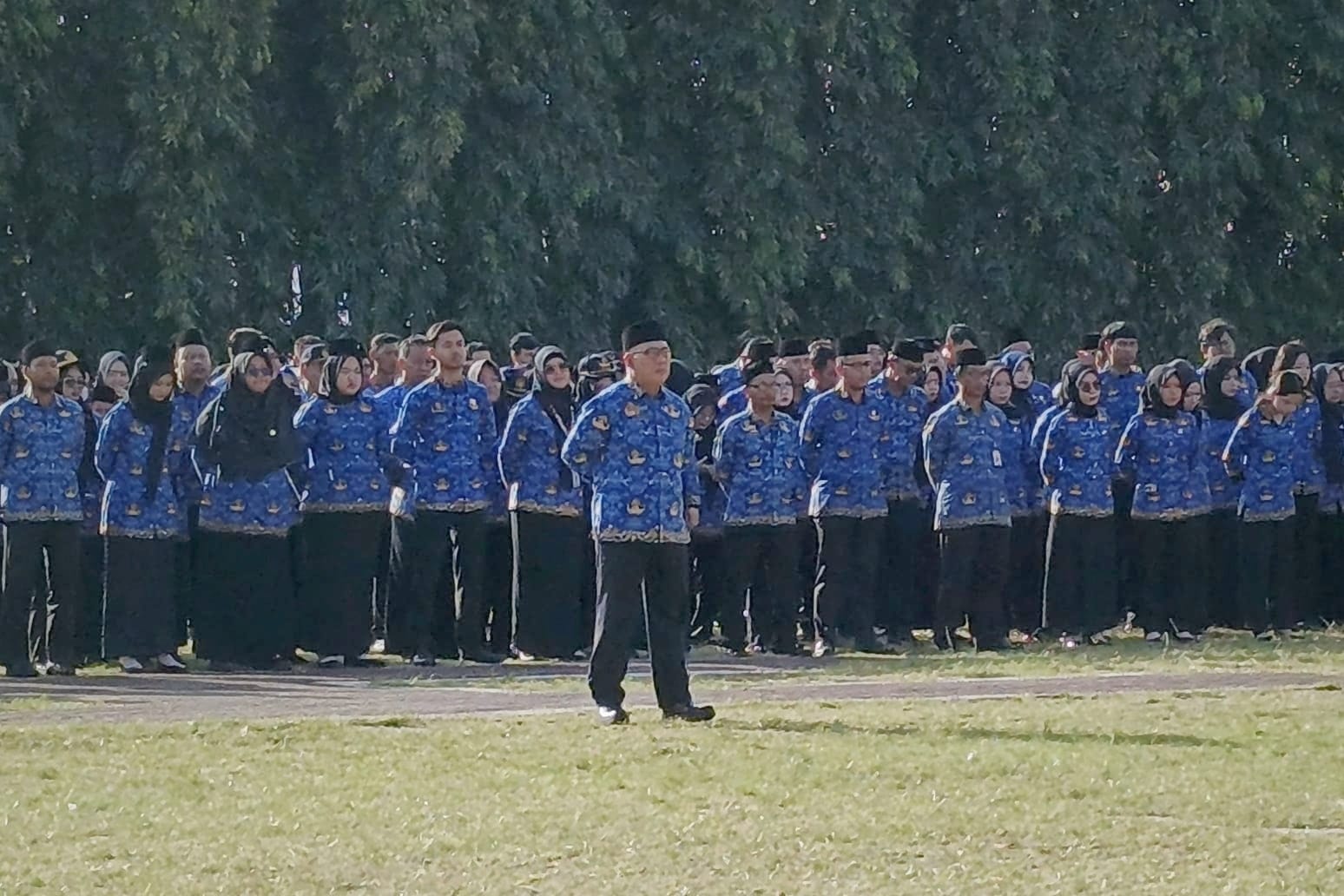 Asisten Administrasi Umum Sekretariat Daerah Provinsi Lampung, Sulpakar menjadi lnspektur Upacara (Irup) pada Upacara Bulanan di lingkungan Pemerintah Provinsi (Pemprov) Lampung || Foto: Dinas Kominfotik Provinsi Lampung