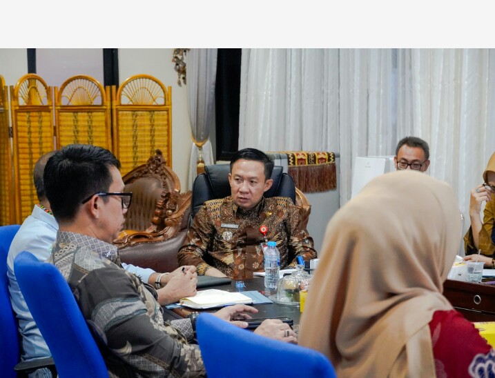 Sekdaprov Lampung, Marindo Kurniawan memimpin Rapat Rencana Kehutanan Tingkat Provinsi Lampung bertempat di Ruang Kerja Sekda || Foto: Dinas Kominfotik Provinsi Lampung