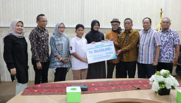 Dinas Kominfotik dan BPJS Ketenagakerjaan Serahkan Santunan Sosial kepada Keluarga Almarhum PTHL