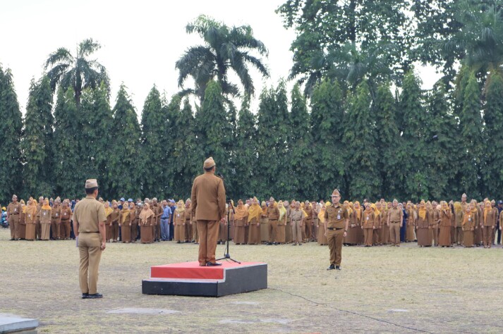 Staf Ahli Gubernur Bidang Kemasyarakatan dan SDM, Lukman Pura, memimpin apel mingguan di Lingkungan Sekretariat Daerah Provinsi (Sekdaprov) Lampung di Lapangan Korpri Kantor Gubernur || Foto: Dinas Kominfotik Provinsi Lampung