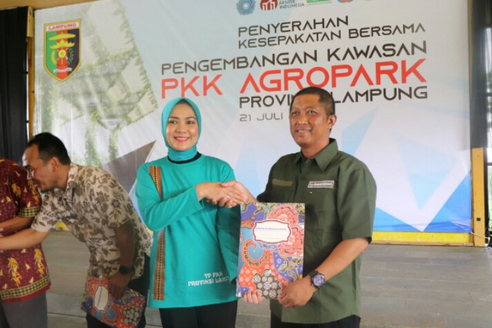 Ketua TP. PKK Provinsi Lampung, Purnama Wulan Sari Mirza, melakukan Penyerahan Kesepakatan Bersama Pengembangan Kawasan PKK Agropark Provinsi Lampung || Foto: Dinas Kominfotik Provinsi Lampung