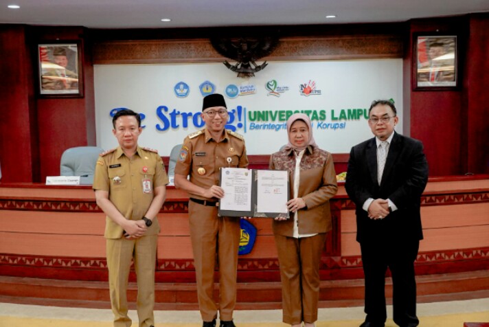 Penandatanganan Nota Kesepakatan antara Pemprov Lampung dan Unila, yang ditandatangani langsung oleh Gubernur Lampung, Rahmat Mirzani Djausal bersama Rektor Universitas Lampung (Unila), Lusmeilia Afriani dilaksanakan di Ruang Sidang Lantai II Gedung Rektorat Unila || Foto: Dinas Kominfotik Provinsi Lampung