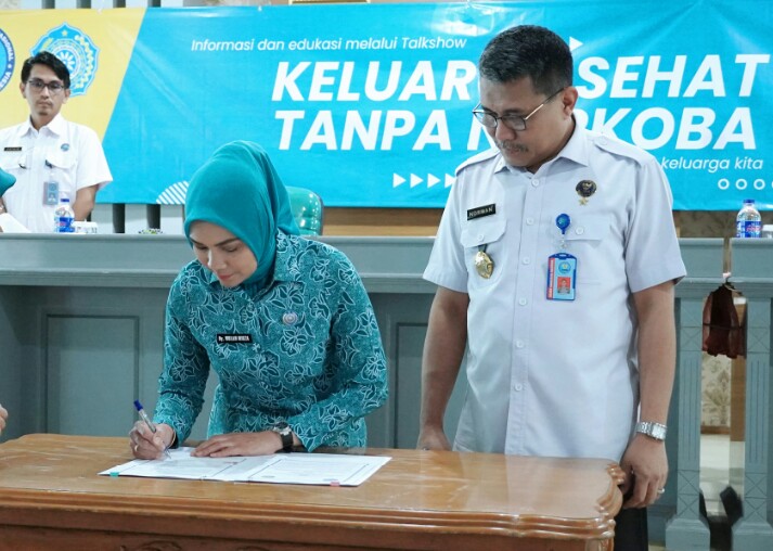 Penandatanganan Perjanjian Kerja Sama antara TP. PKK Provinsi Lampung dengan Badan Narkotika Nasional Provinsi (BNNP) Lampung yang menandai sinergi strategis dalam memerangi ancaman narkoba di Bumi Ruwa Jurai || Foto: Dinas Kominfotik Provinsi Lampung
