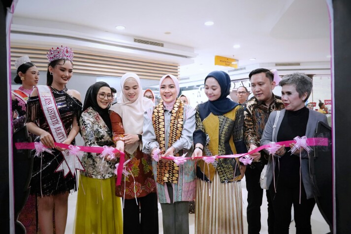Ketua TP. PKK Provinsi Lampung, Purnama Wulan Sari Mirza secara resmi membuka Pameran Klinik Kecantikan Aesthetic Clinic Fair: The Wonderland bertempat di Mall Boemi Kedaton (MBK) || Foto: Dinas Kominfotik Provinsi Lampung