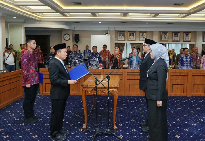 Sekdaprov Marindo Kurniawan melantik dan mengambil Sumpah/Janji Jabatan 2 Pejabat Pimpinan Tinggi Pratama di lingkungan Pemerintah Provinsi Lampung || Foto: Dinas Kominfotik Provinsi Lampung