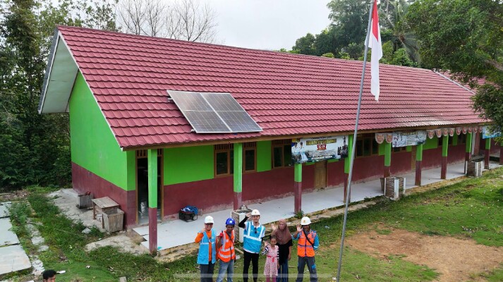 PLN menghadirkan sistem kelistrikan berbasis energi matahari Surya Power Solusi Untuk Negeri (SuperSUN) di SDN 2 Karang Buah, Pulau Tabuan, Kecamatan Cukuh Balak, Kabupaten Tanggamus || Foto: PLN UP3 Pringsewu