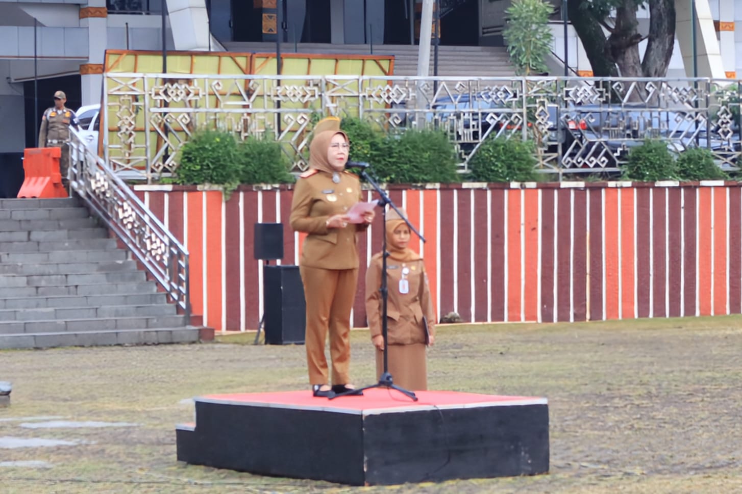 Kepala Biro Administrasi Pimpinan Setda Provinsi Lampung, Tina Malinda, saat membacakan sambutan tertulis Gubernur Lampung pada Apel Mingguan di lingkungan Sekretariat Daerah Provinsi Lampung, yang berlangsung di lapangan Korpri Kantor Gubernur || Foto: Dinas Kominfotik Provinsi Lampung