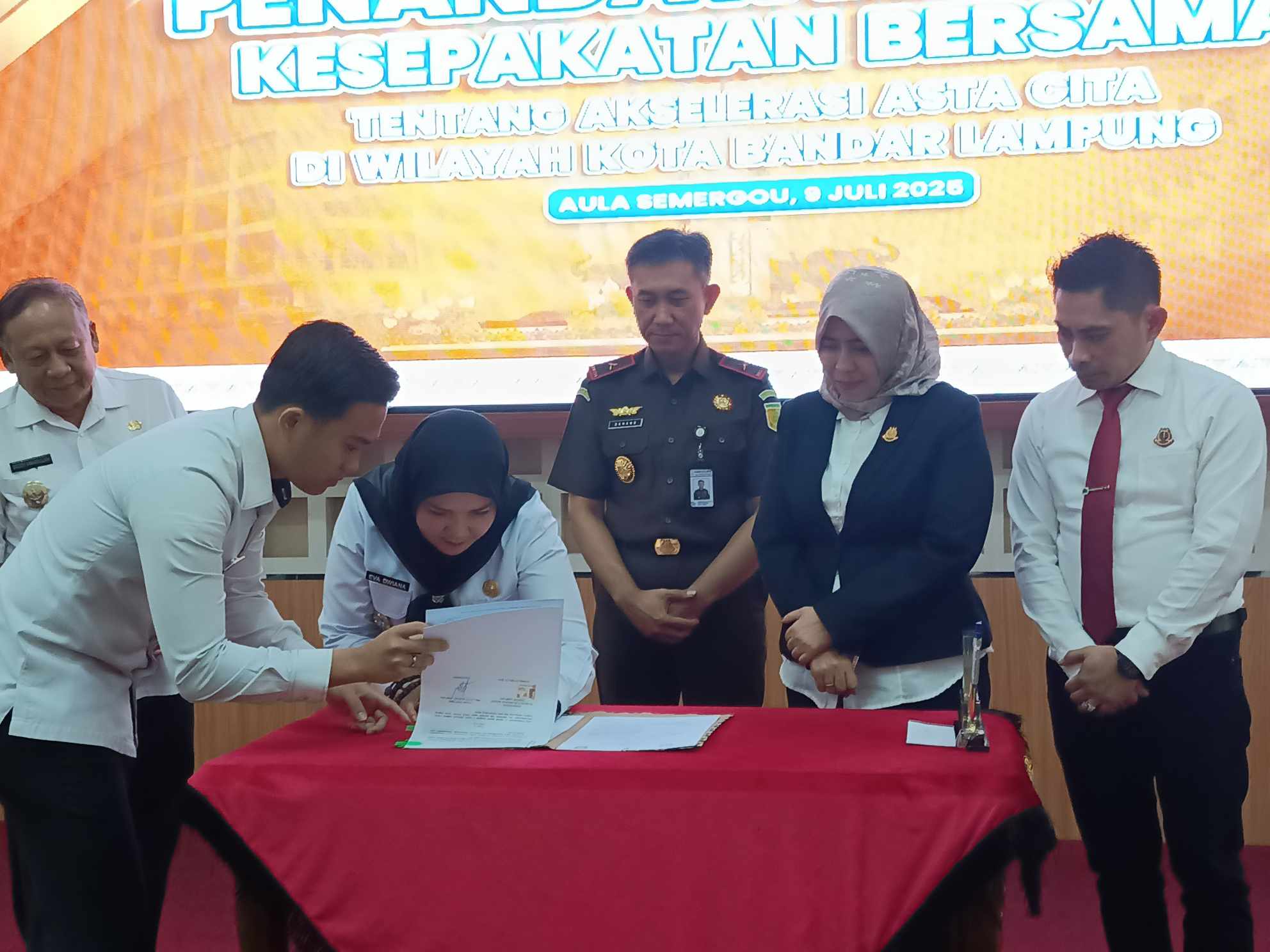 Walikota Eva Dwiana menandatangani perjanjian kerjasama dengan Kejaksaan Tinggi Lampung || Foto: Ridho/5W1HINDONESIA.ID