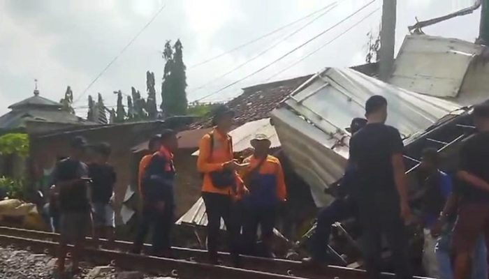 Kondisi Lalu Lintas Padat, Minibus Tertemper Kereta Babaranjang di Lampung