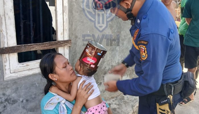 Kepala Bocah Nyangkut di Kaleng Biskuit, Damkar Turun Tangan