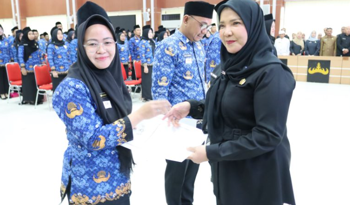 Eva Dwiana berikan berkas P3K || Foto: Istimewa
