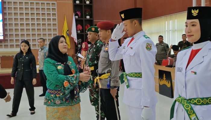 Walikota Eva Dwiana Kukuhkan 38 Anggota Paskibraka, Siswi Al Kautsar Jadi Pembawa Baki Bendera