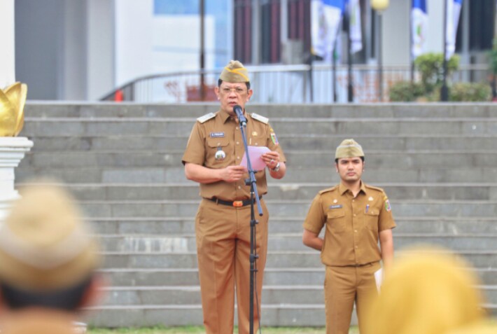Asisten Pemerintahan dan Kesra, M. Firsada pada saat apel mingguan di Lingkungan Sekretariat Daerah Provinsi Lampung bertempat di lapangan Korpri komplek kantor Gubernur || Foto: Dinas Kominfotik Provinsi Lampung