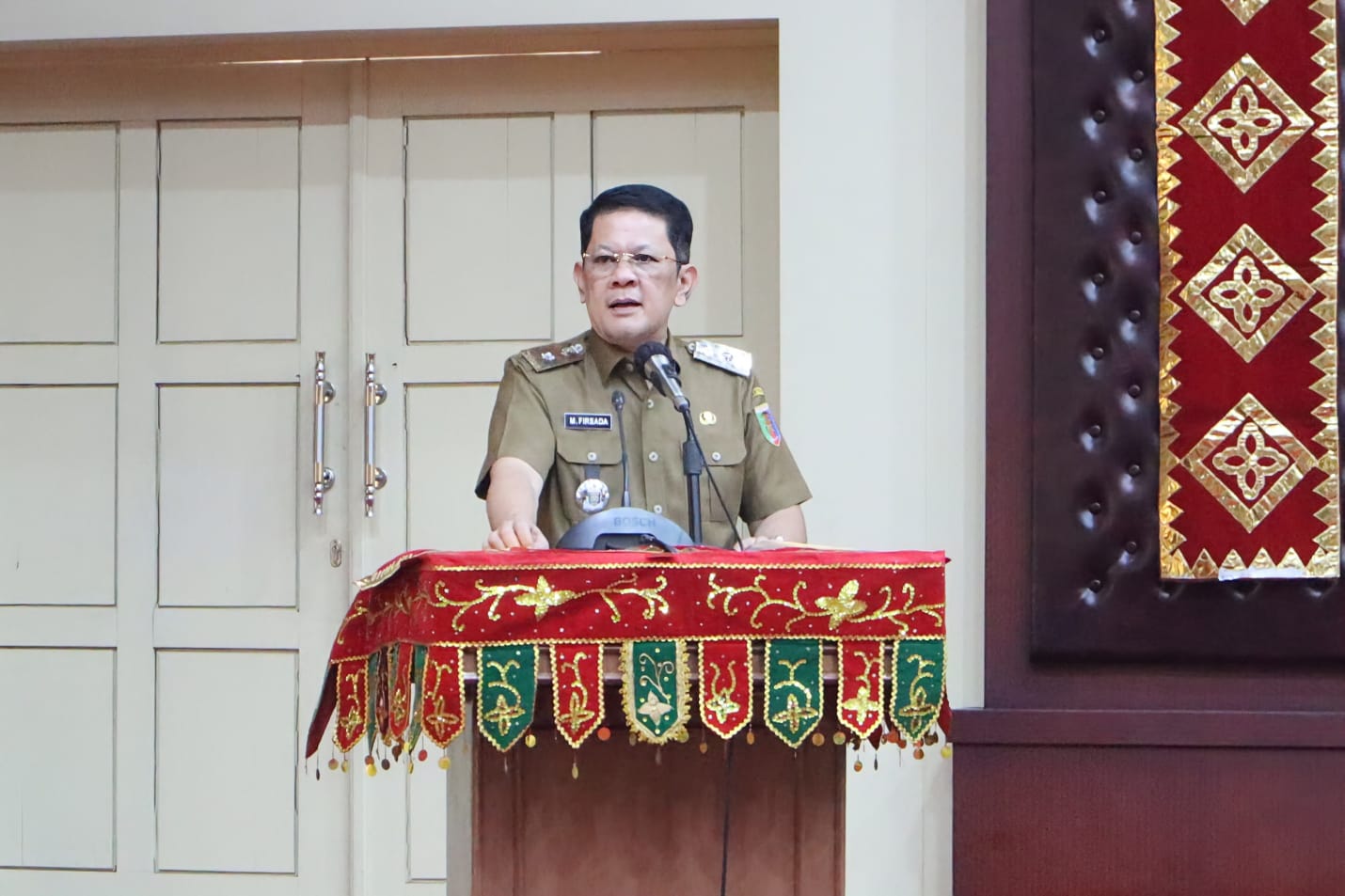Asisten Pemerintahan dan Kesra Setda Provinsi Lampung M. Firsada, saat menghadiri Rapat Koordinasi Daerah Bidang Pemajuan dan Pelestarian Kebudayaan serta Penguatan Karakter Bangsa yang dibuka oleh Deputi Bidang Koordinasi Penguatan Karakter dan Jati Diri Bangsa Kemenko PMK, Prof. Warsito, S.Si, DEA, PHd, di Gedung Pusiban, Kantor Gubernur Lampung || Foto: Dinas Kominfotik Provinsi Lampung