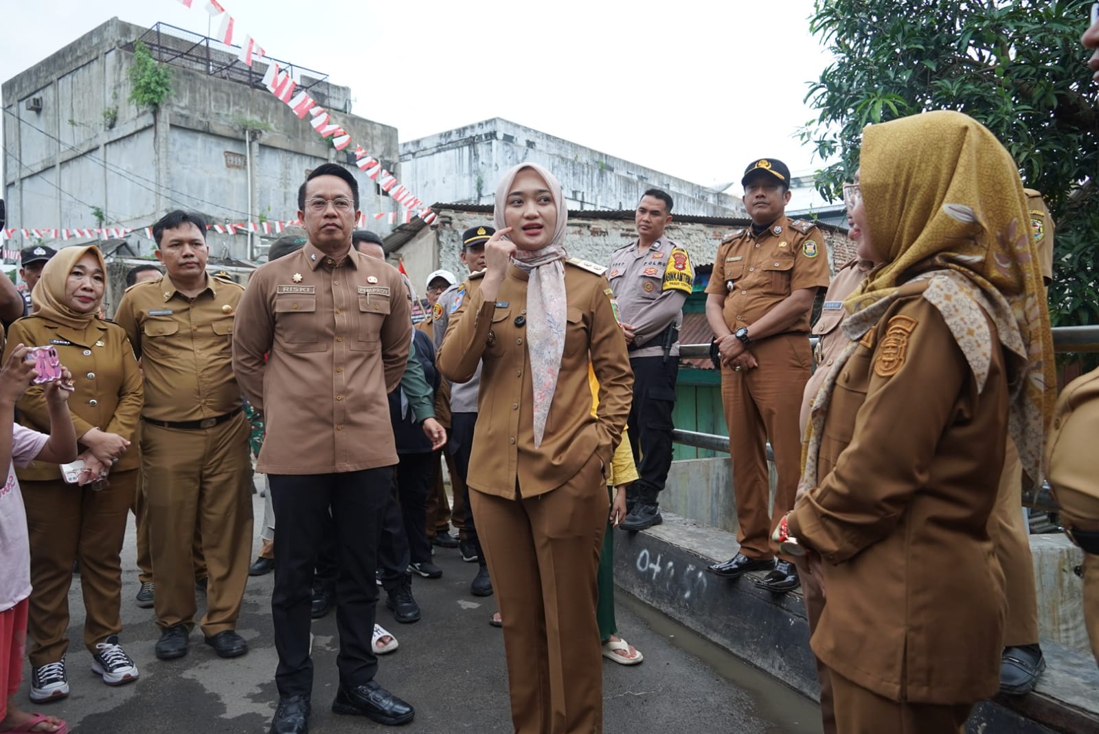 Wagub Lampung, Jihan Nurlela, turun langsung meninjau lokasi pencemaran lingkungan akibat pembuangan limbah kulit bawang di aliran sungai kawasan Pasar Pasir Gintung || Foto: Dinas Kominfotik Provinsi Lampung