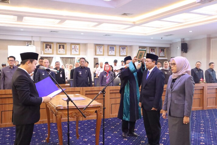 Sekdaprov Marindo Kurniawan melantik dan mengambil Sumpah/Janji Jabatan dua Pejabat Pimpinan Tinggi Pratama di lingkungan Pemprov Lampung || Foto: Dinas Kominfotik Provinsi Lampung