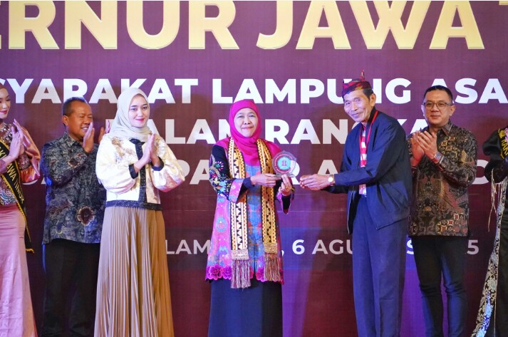 Gubernur Jawa Timur Khofifah Indar Parawansa bersama Wagub Lampung Jihan Nurlela menghadiri kegiatan silaturahmi bersama masyarakat Lampung asal Jawa Timur (Jatim) dalam rangka memperkuat pasar antar daerah || Foto: Dinas Kominfotik Provinsi Lampung