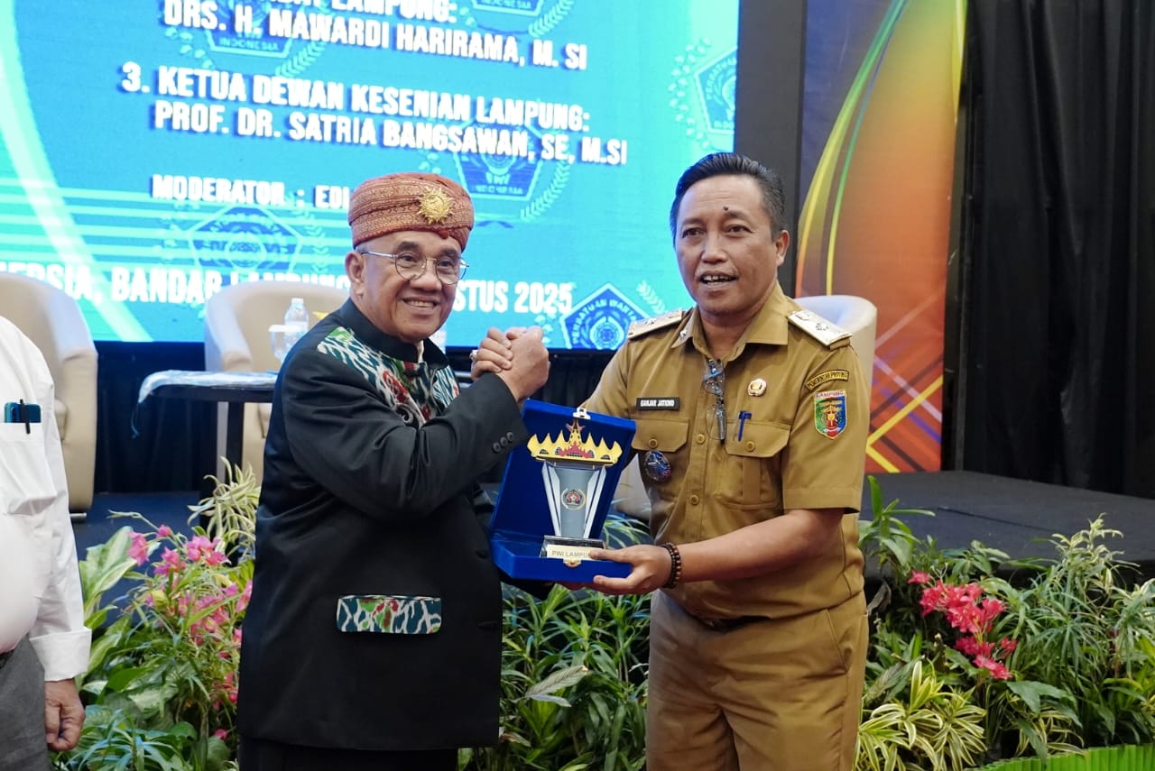Kepala Dinas Kominfotik Provinsi Lampung, Ganjar Jationo saat menghadiri Diskusi Kebudayaan yang bertajuk "Budaya Daerah sebagai Identitas Nasional" bertempat di Hotel Emersia || Foto: Dinas Kominfotik Provinsi Lampung