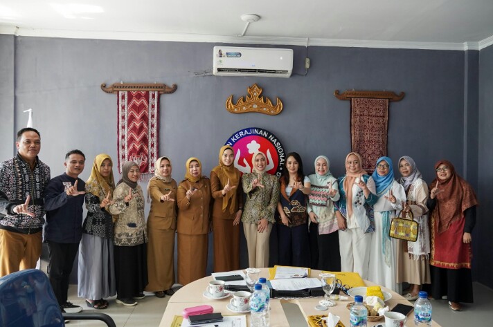 Ketua Dekranasda Provinsi Lampung, Purnama Wulan Sari Mirza, menerima audiensi Komunitas Industri Kecil Menengah (IKM) Tapis Lampung || Foto: Dinas Kominfotik Provinsi Lampung