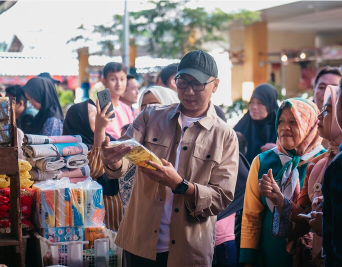 Gubernur Lampung Rahmat Mirzani Djausal menyoroti khusus harga minyak goreng kemasan yang masih dijual di atas Harga Eceran Tertinggi (HET) di Pasar Natar || Foto: Istimewa