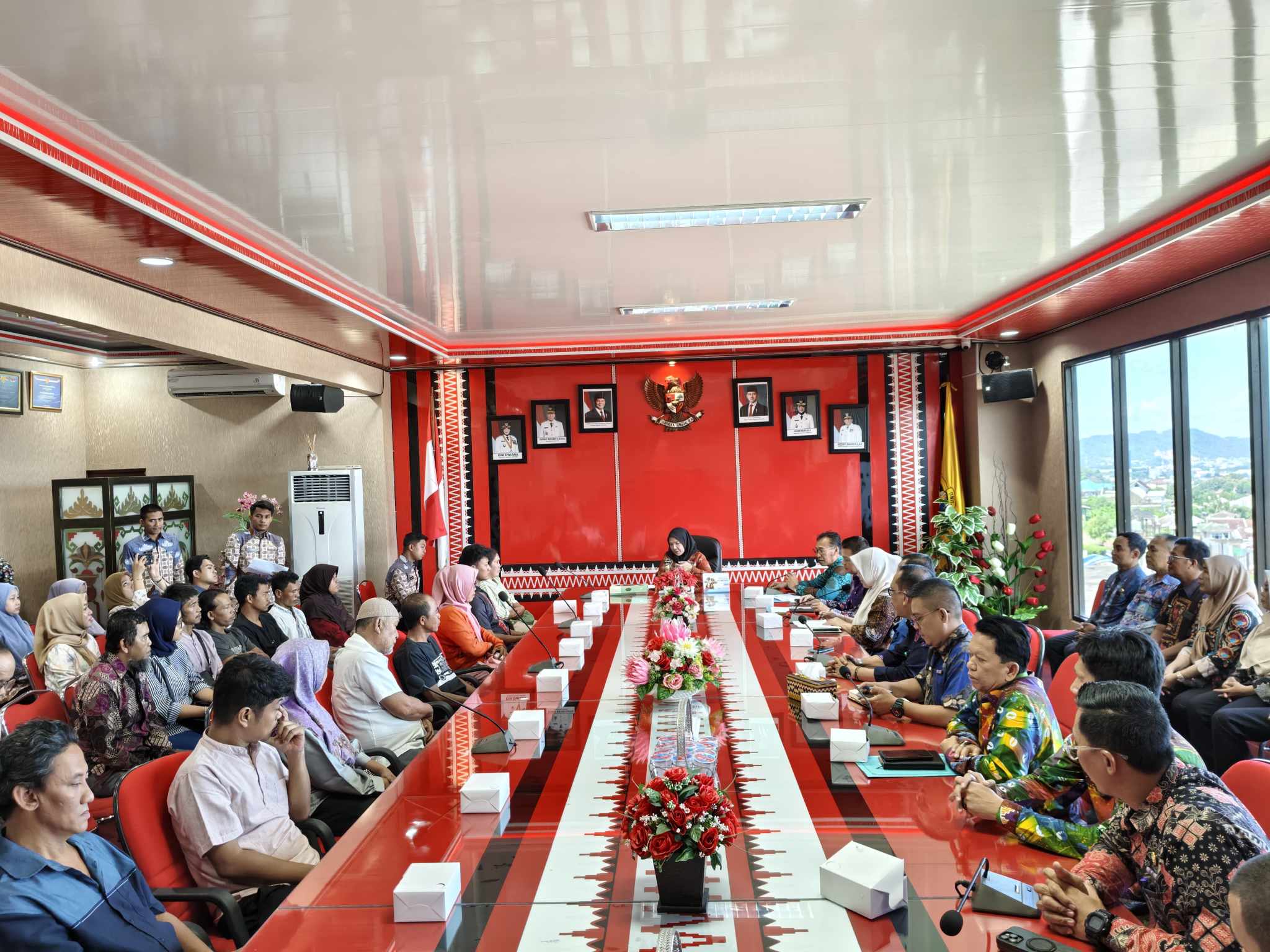 Walikota Eva Dwiana menyalurkan Bantuan untuk 17 warga korban bencana dan membutuhkan biaya pengobatan || Foto: 5W1HINDONESIA.ID