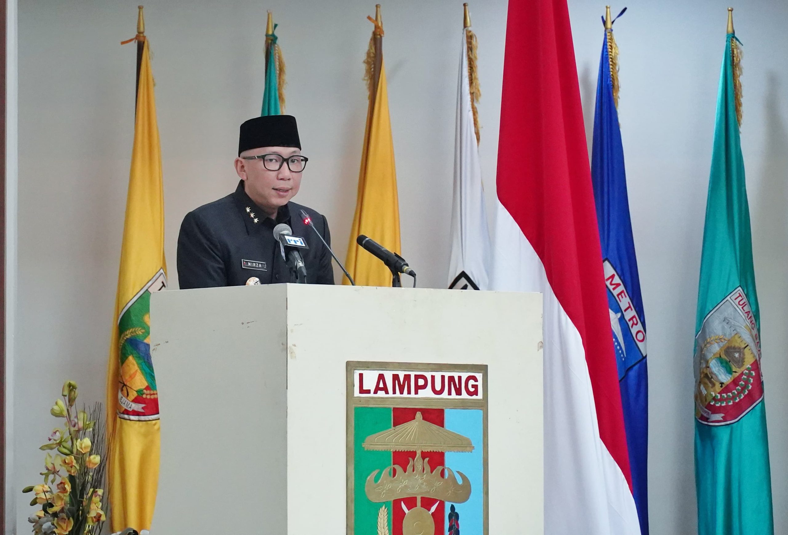 Gubernur Lampung, Rahmat Mirzani Djausal menyampaikan jawaban atas Pemandangan umum fraksi-fraksi DPRD Provinsi Lampung mengenai Rancangan Peraturan Daerah (Raperda) tentang Anggaran Pendapatan dan Belanja Daerah (APBD) Tahun Anggaran 2026 dalam Rapat Paripurna DPRD Provinsi Lampung || Foto: Dinas Kominfotik Provinsi Lampung